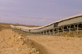 Image du Maroc Professionnelle de  Bande transporteuse des phosphates à Boucraa de L'Office chérifien des phosphates. Le Groupe OCP est une société anonyme fondée en 1920 et domiciliée au Maroc. OCP S.A est le Leader mondial de l'industrie du phosphate, Mardi 8 Février 2005. (Photo / Abdeljalil Bounhar) 